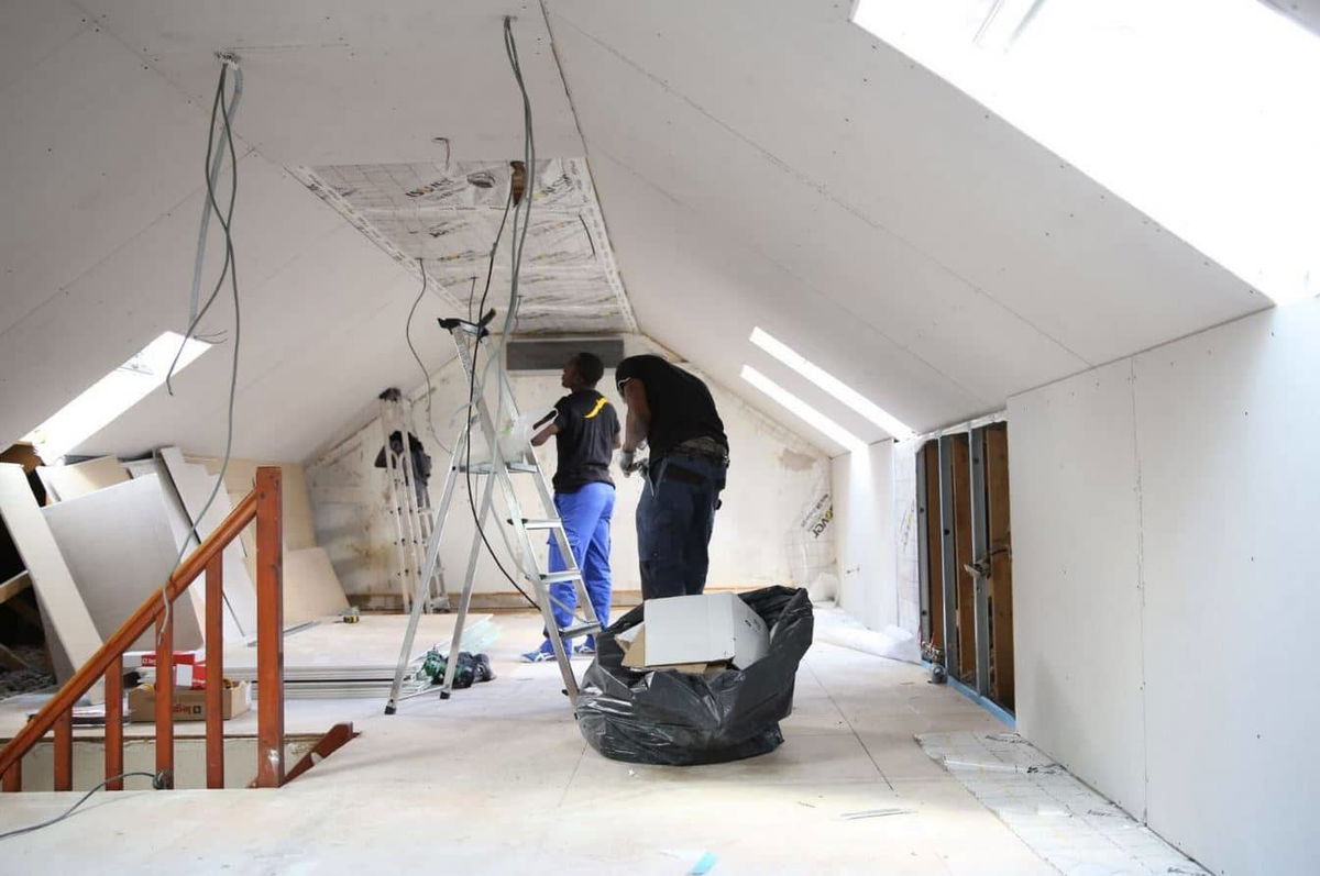 découvrez le coût de l'isolation des combles au m² : tarifs, critères à considérer, astuces d’économies et conseils pour optimiser votre budget pour vos travaux d’isolation.