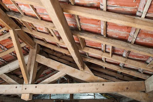 découvrez le coût de l'isolation des combles au m², les facteurs qui influencent le prix, ainsi que des conseils pour optimiser votre budget et améliorer la performance énergétique de votre logement.