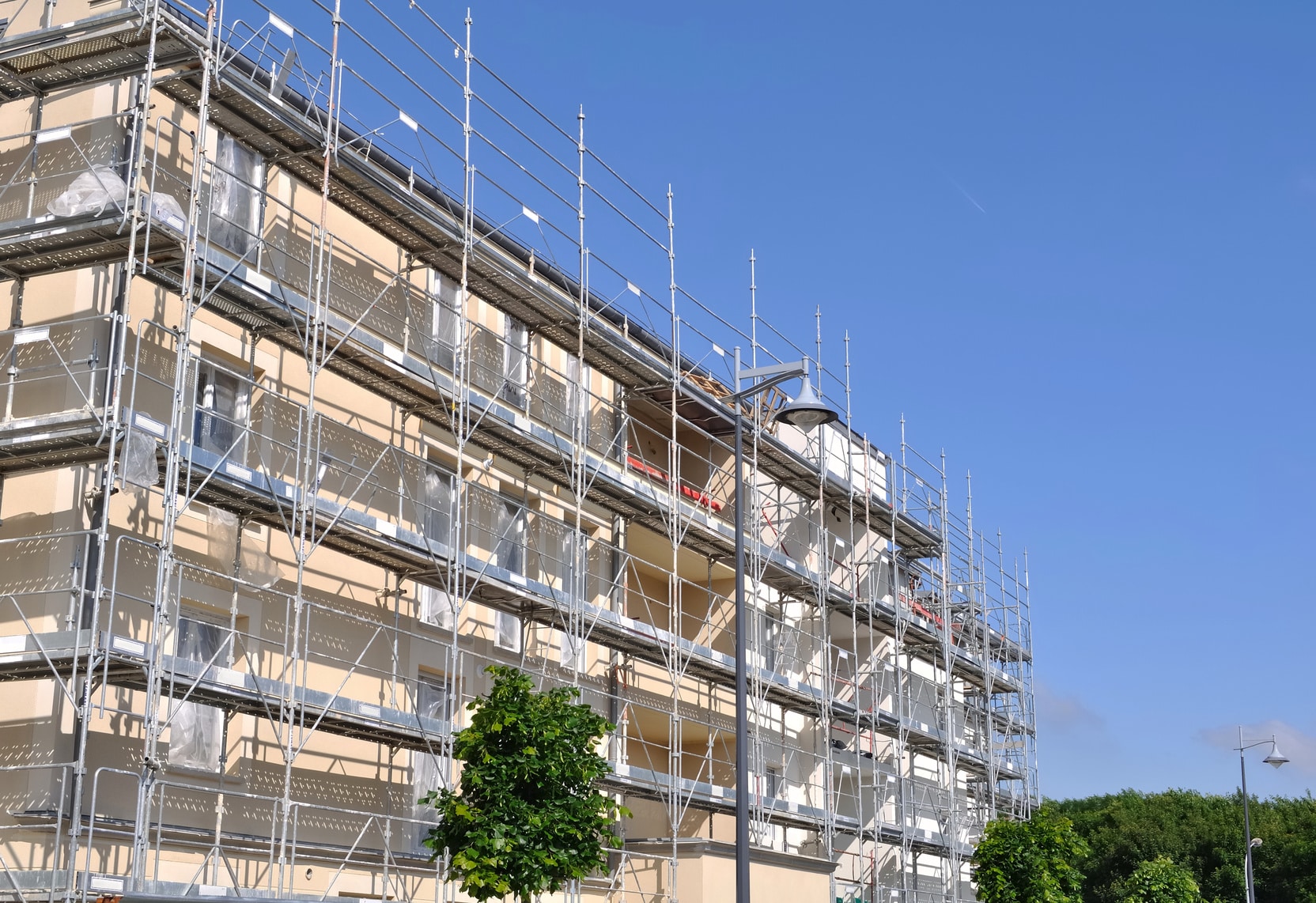 découvrez les coûts du ravalement de façade : prix moyens, facteurs influençant le tarif, conseils pour obtenir un devis et économiser sur vos travaux de rénovation extérieure.