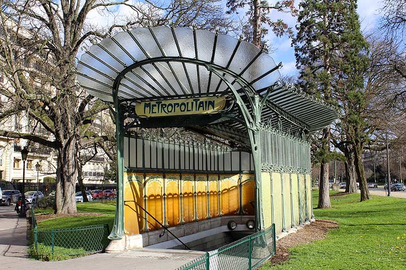 découvrez comment hidalgo mène des projets de restauration des églises et fontaines à paris pour préserver le patrimoine historique de la ville.