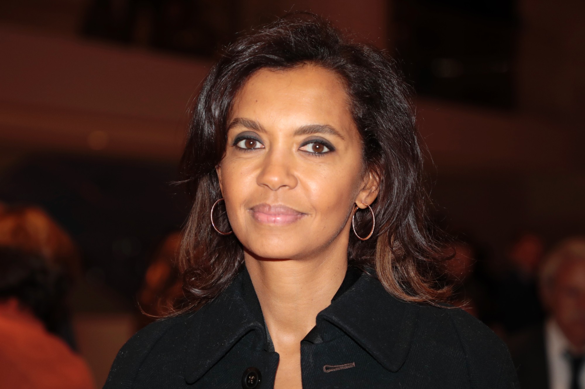 découvrez comment karine le marchand a transformé deux chambres de bonne à paris en un espace de vie moderne et accueillant, alliant charme parisien et design astucieux.