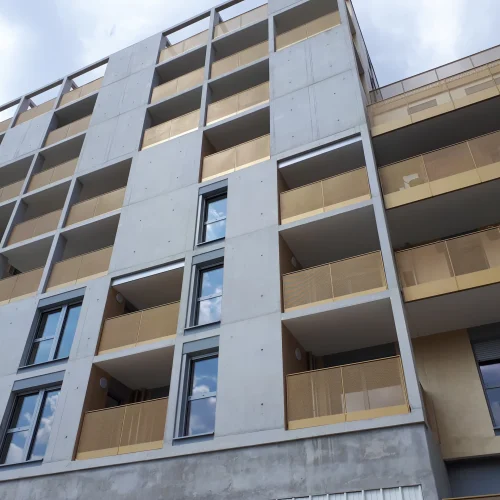 découvrez comment la réhabilitation de l'habitat social améliore le confort des résidents, optimise la performance énergétique et valorise le patrimoine tout en favorisant l'inclusion sociale.