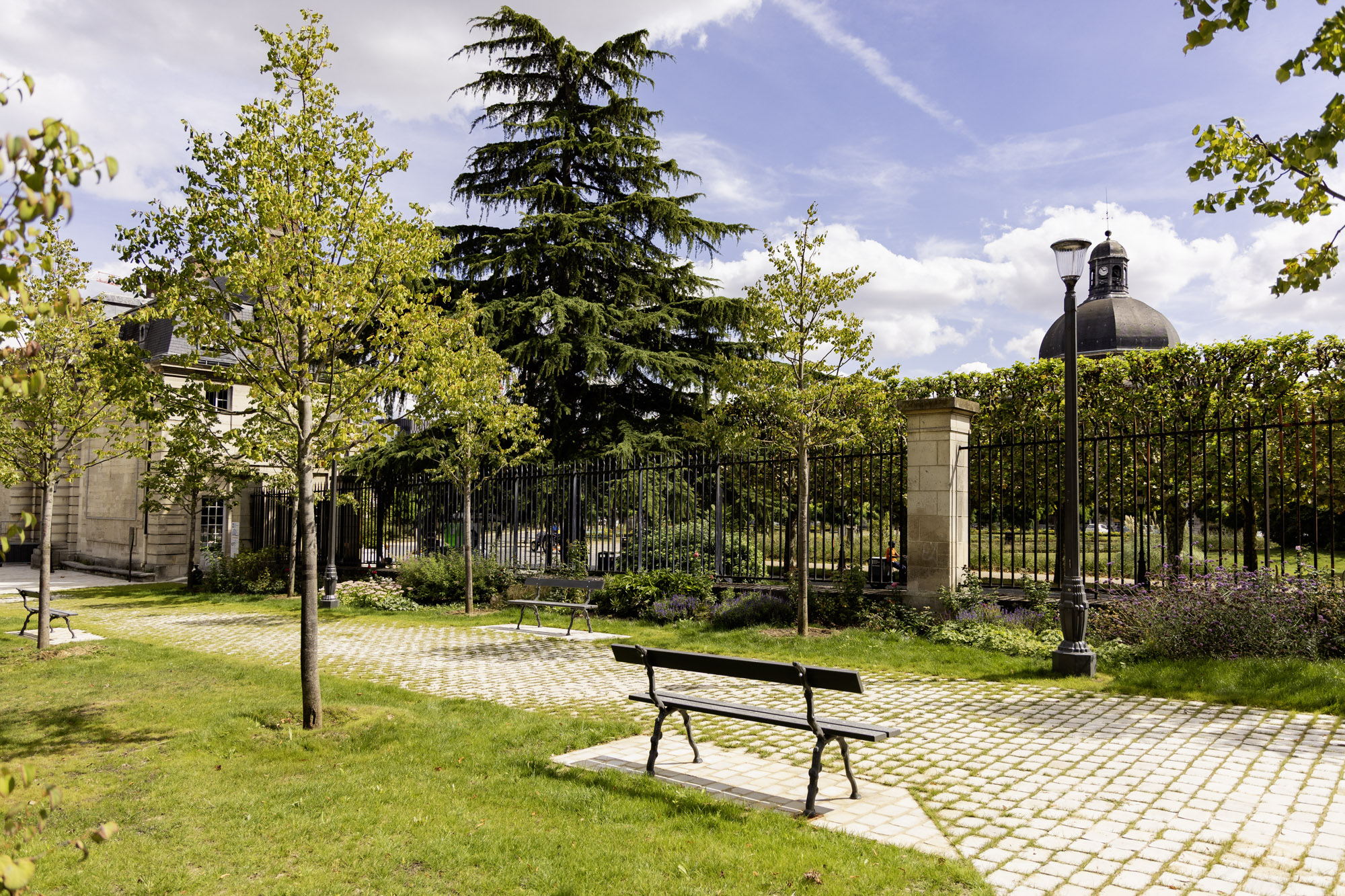 découvrez le square marie-curie à austerlitz, un espace vert paisible idéal pour se détendre, profiter de la nature et passer un agréable moment en famille ou entre amis au cœur de la ville.