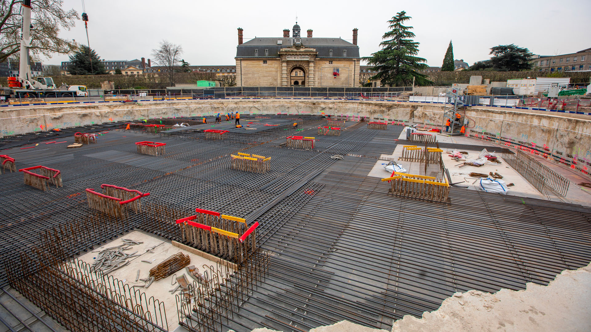 découvrez le square marie-curie à austerlitz, un espace vert paisible au cœur de paris, idéal pour se détendre, se promener ou profiter d’un moment de nature en ville.