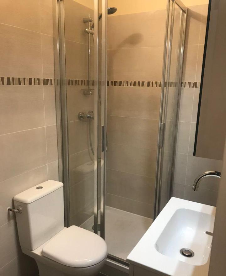 découvrez nos services experts de rénovation de salle de bains à paris pour transformer votre espace en un lieu moderne et fonctionnel. devis gratuit et interventions rapides.